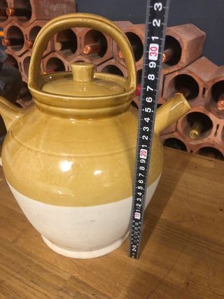 Botijo antiguo de cerámica