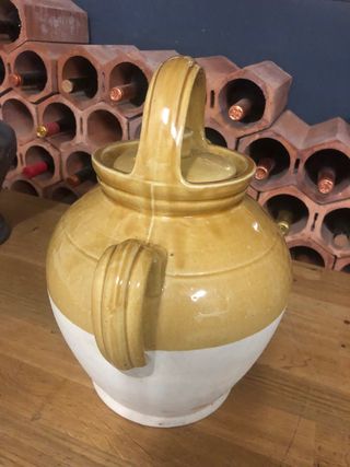 Botijo antiguo de cerámica