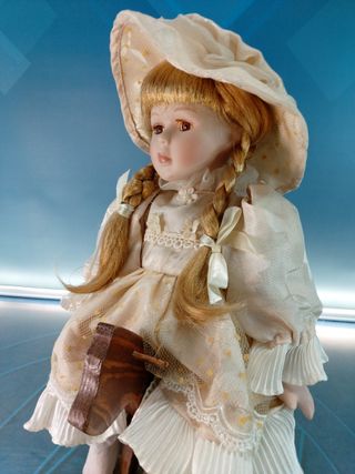 Esther. Bambola di porcellana seduta su un'altalena, cavallo di legno.