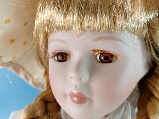 Esther. Bambola di porcellana seduta su un'altalena, cavallo di legno.