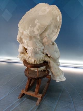 Esther. Bambola di porcellana seduta su un'altalena, cavallo di legno.
