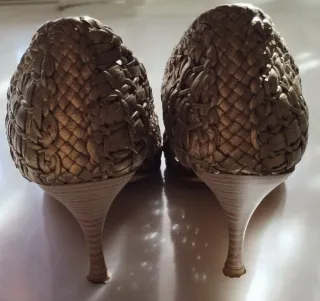 Tacones dorados tejidos