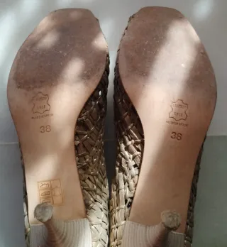 Tacones dorados tejidos
