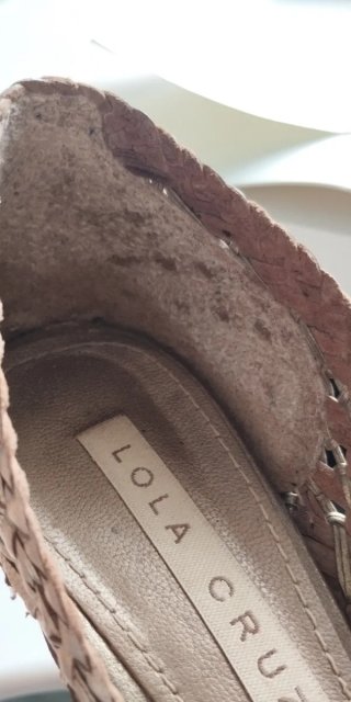Tacones dorados tejidos