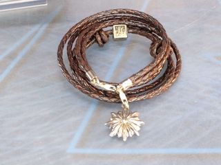 La Estrella Compostelana. Pulsera o collar de cuero y metal.