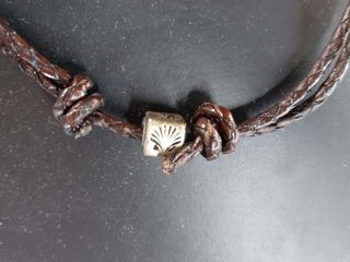 La Estrella Compostelana. Pulsera o collar de cuero y metal.