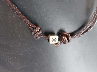 La Estrella Compostelana. Pulsera o collar de cuero y metal.