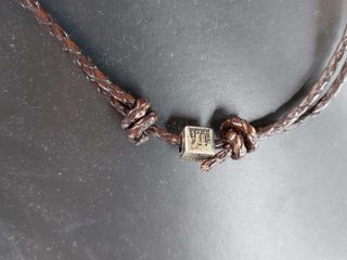 La Estrella Compostelana. Pulsera o collar de cuero y metal.