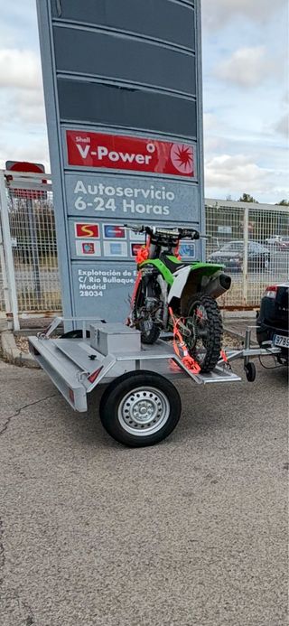 Remolque para motos con cofre y candado