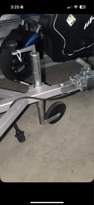 Remolque para motos con cofre y candado