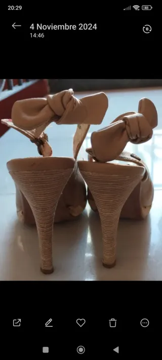 Tacones beige de tacón con lazo.