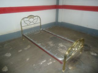 Pareja camas niqueladas con colchones y colchas