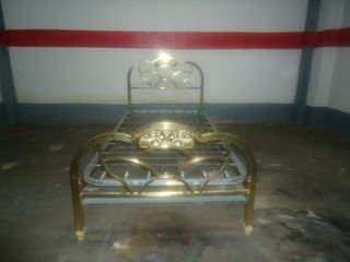 Pareja camas niqueladas con colchones y colchas