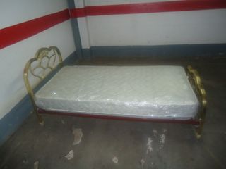 Pareja camas niqueladas con colchones y colchas