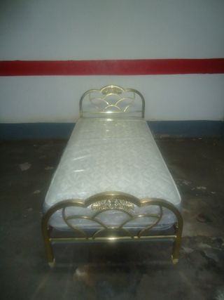 Pareja camas niqueladas con colchones y colchas