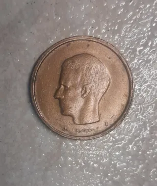 Moneda antigua con perfil