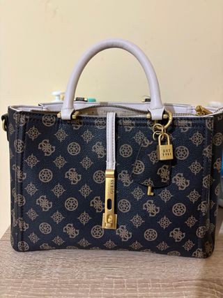 Bolso Guess Monogram Marrón y Beige