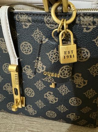 Bolso Guess Monogram Marrón y Beige