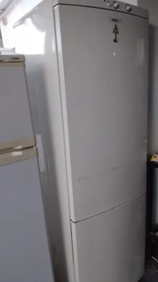 Se vende congelador y 2 neveras