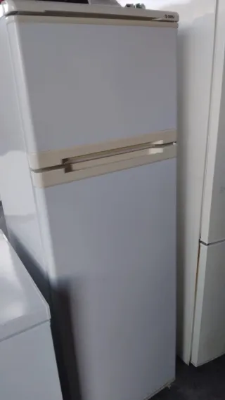 Se vende congelador y 2 neveras