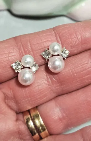 Pendientes acero con perlas.