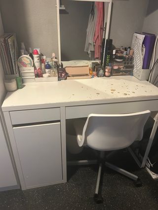 Escritorio blanco con espejo y silla