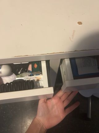 Escritorio blanco con espejo y silla