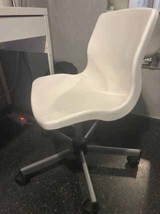 Escritorio blanco con espejo y silla