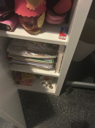 Escritorio blanco con espejo y silla