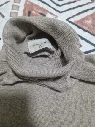 Jersey cuello alto beige Alvaro Moreno