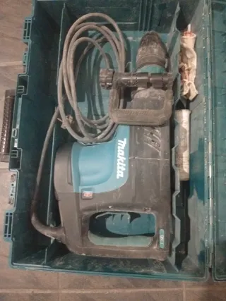 Martillo demoledor Makita con accesorios