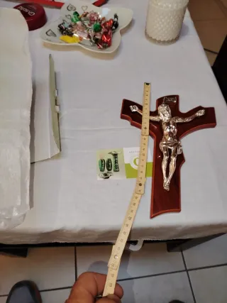 Crocifisso in legno e metallo