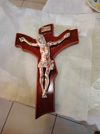 Crocifisso in legno e metallo