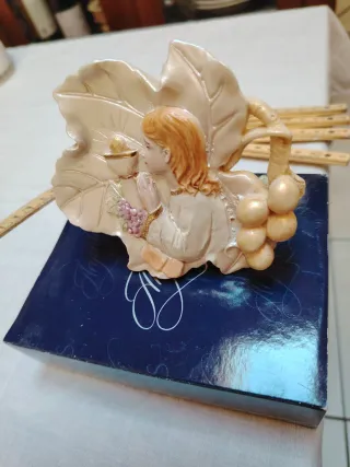 Madonnina con grappolo d'uva