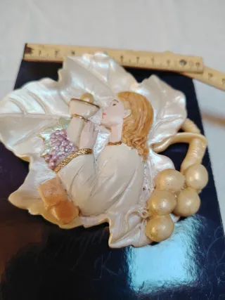 Madonnina con grappolo d'uva