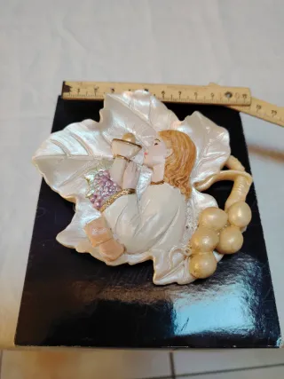 Madonnina con grappolo d'uva