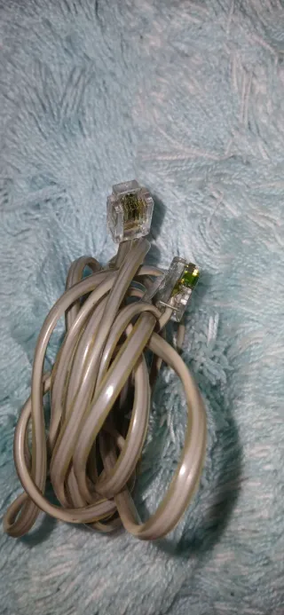 Cable de teléfono gris y blanco