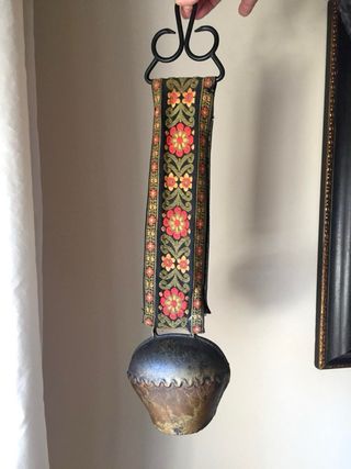 Antico campanaccio tirolese con nastro decorato