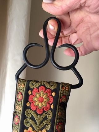 Antico campanaccio tirolese con nastro decorato