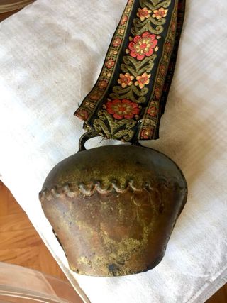 Antico campanaccio tirolese con nastro decorato