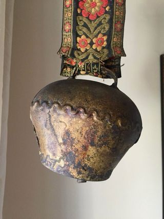 Antico campanaccio tirolese con nastro decorato