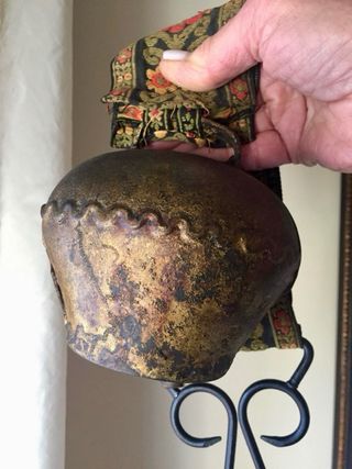 Antico campanaccio tirolese con nastro decorato