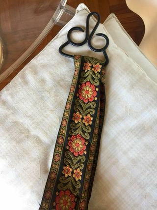 Antico campanaccio tirolese con nastro decorato