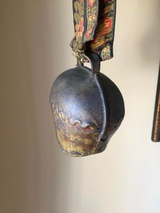 Antico campanaccio tirolese con nastro decorato