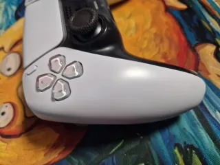 Controller PS5 DualSense con joystick magnetici TMR