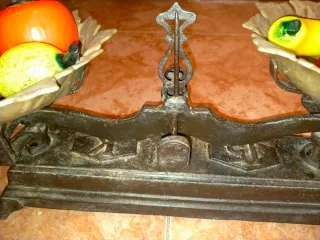 Báscula de hierro con platos de bronce