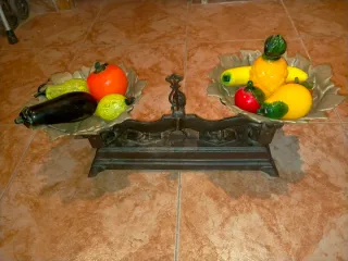 Báscula de hierro con platos de bronce