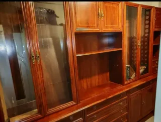 Mueble comedor clásico madera y cristal. Precioso