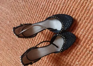 Zapatos de tacón Zara negros con tachuelas
