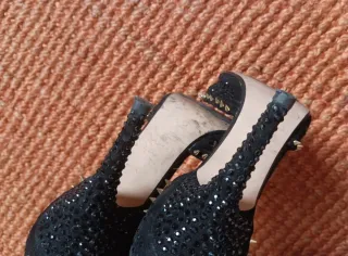 Zapatos de tacón Zara negros con tachuelas